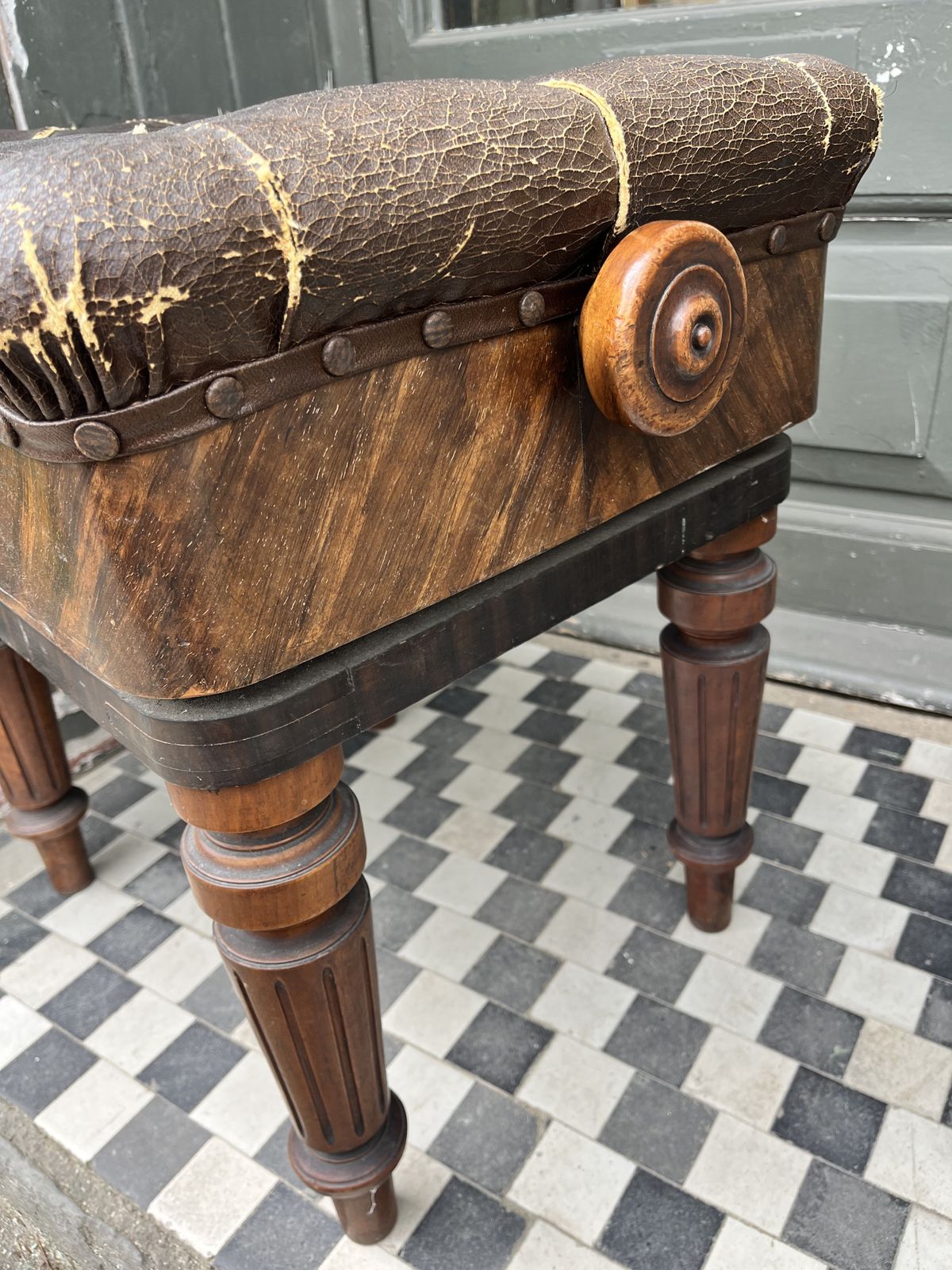 photo vinterior H Brooks And Co Victorian Walnut Adjustable Piano Stool
