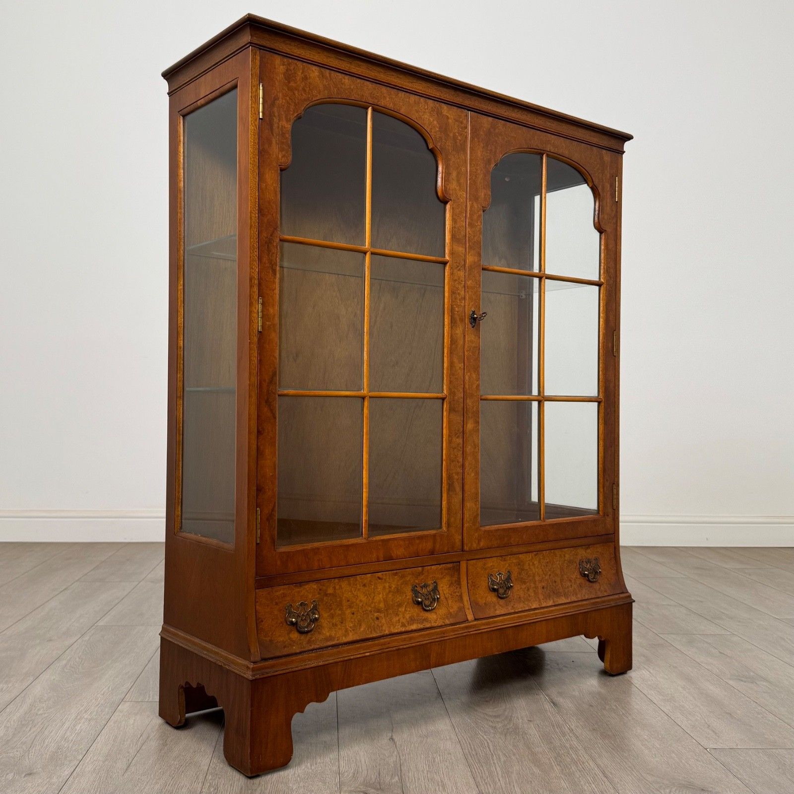 photo furniture Antique 20th Century Display Cabinet In Burr Walnut ( Af 5825 )