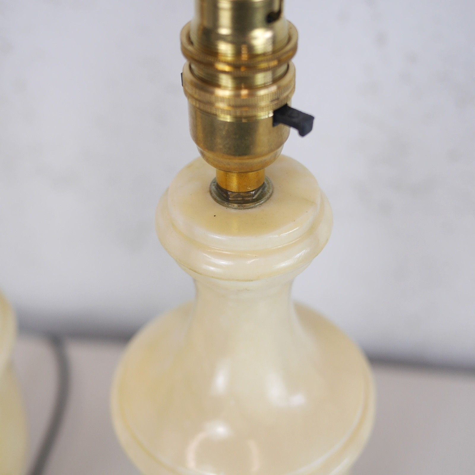 photo furniture Pair Large Onyx Marble Neoclassical Urn Table Lamps Italian Brass Cream #103211