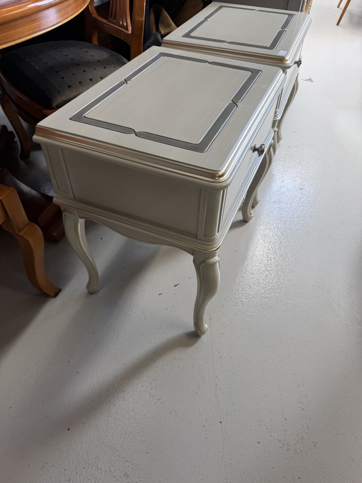 photo furniture Pr Of French Style Painted Bedsides