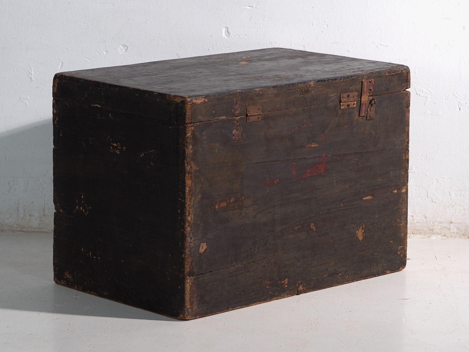 Antique Painted Trunk In Pine Wood – China, Circa 1900 photo vinterior