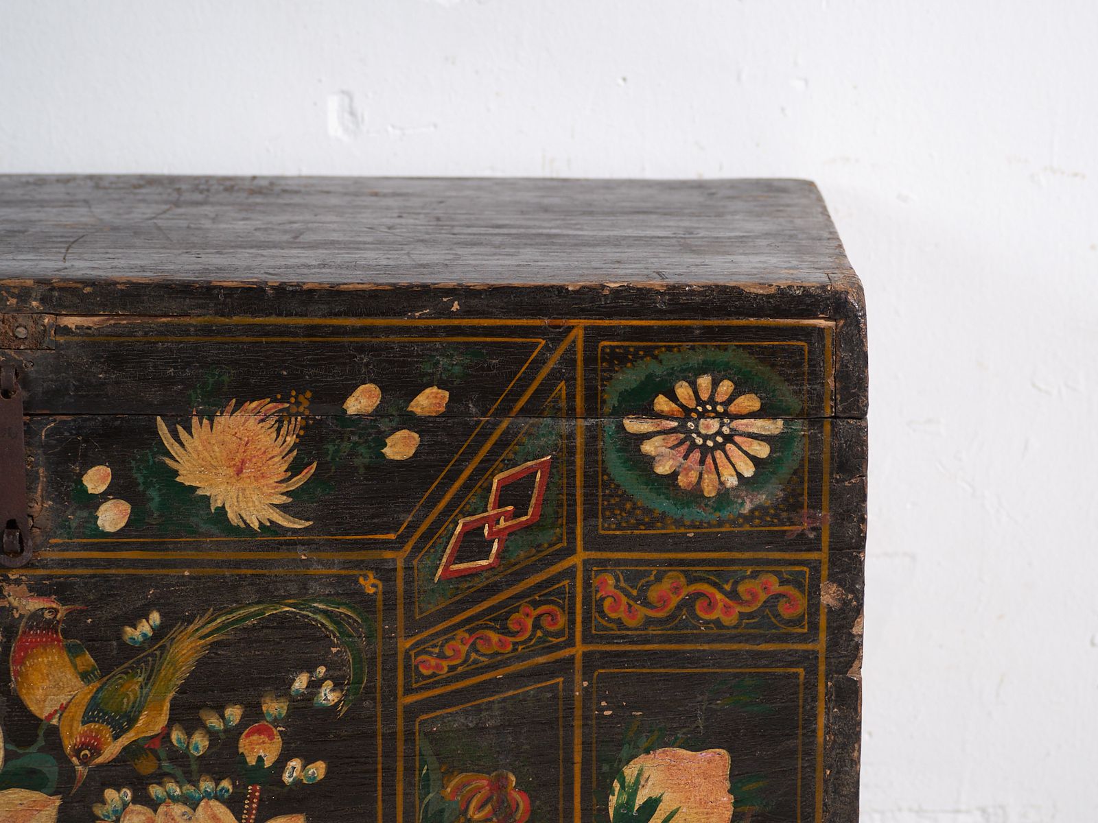 photo furniture Antique Painted Trunk In Pine Wood – China, Circa 1900