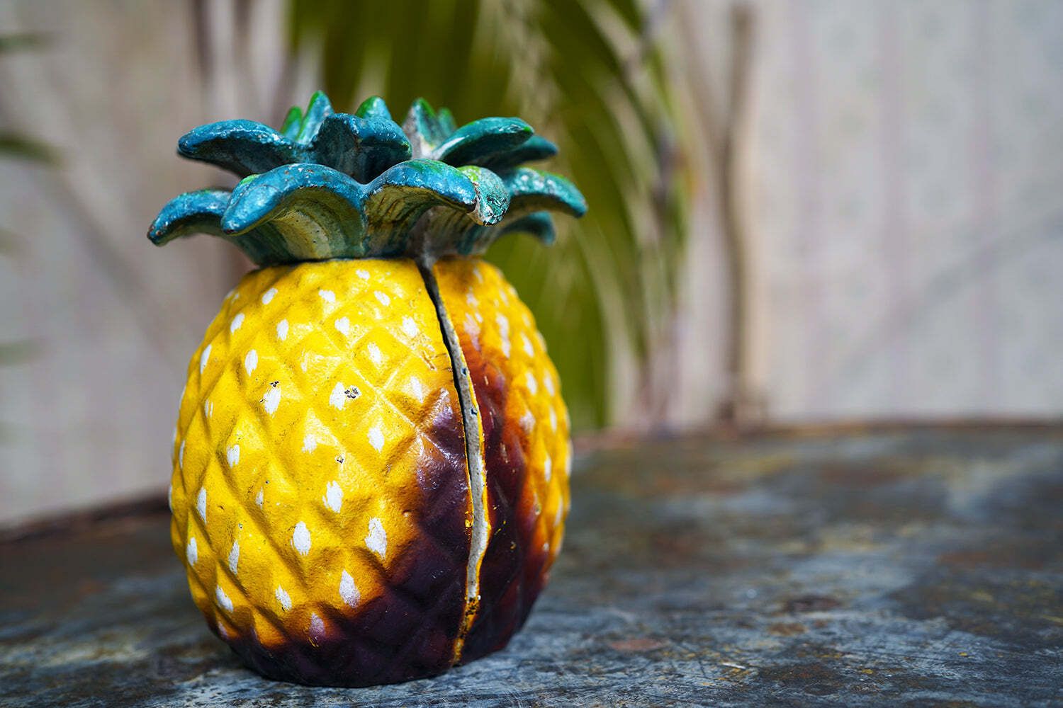 photo vinterior A Pair Of Mid 20thc Novelty Cold Painted Cast Metal Bookends In The Form Of A Pineapple C.1960 70