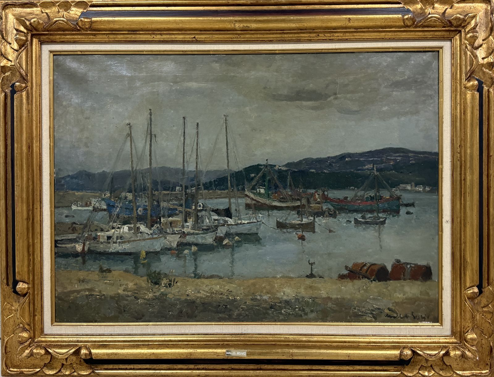 Josep Maria Mallol Suazo – Mediterrane haven met boten en bergen, naoorlogs Catalaans olieverfschilderij, jaren 1960