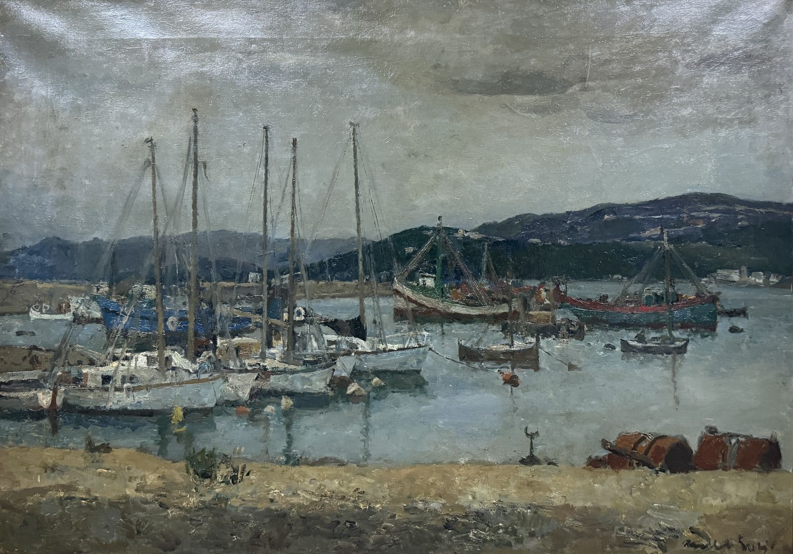 Josep Maria Mallol Suazo – Mediterrane haven met boten en bergen, naoorlogs Catalaans olieverfschilderij, jaren 1960 photo furniture