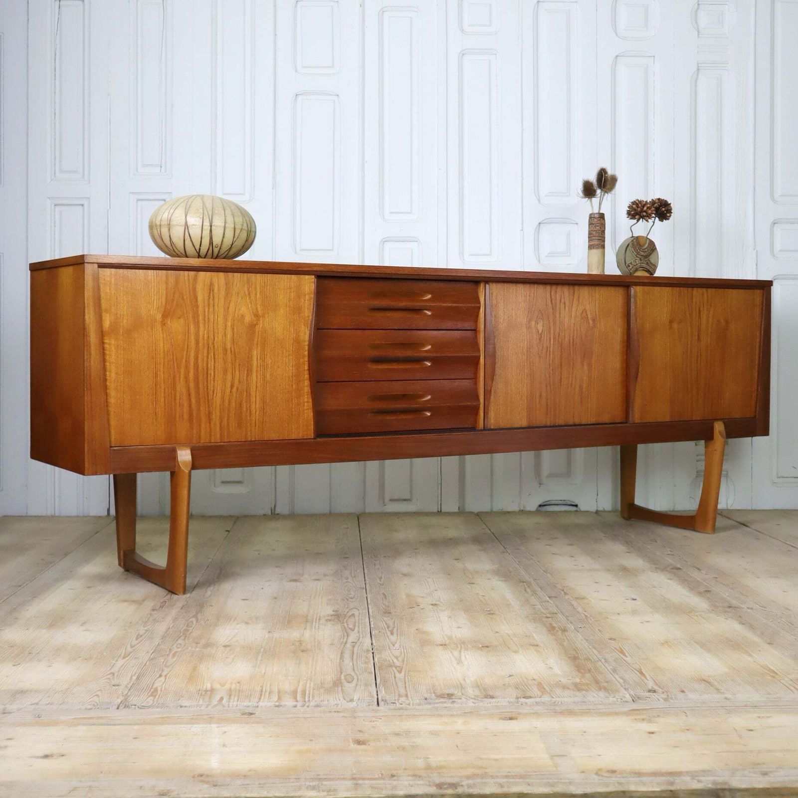 photo furniture Vintage Teak Large Elliots Of Newbury Sideboard 0506b
