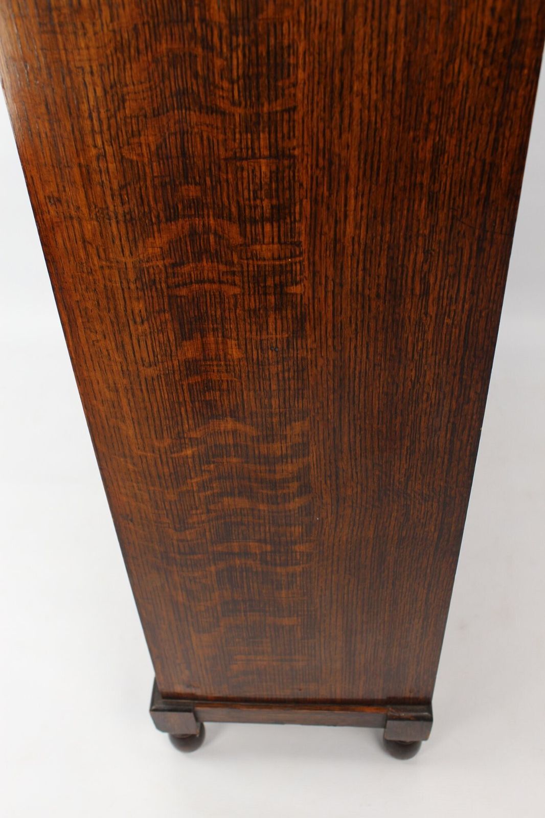 photo vinterior Small & Slim 1920s Oak Bookcase