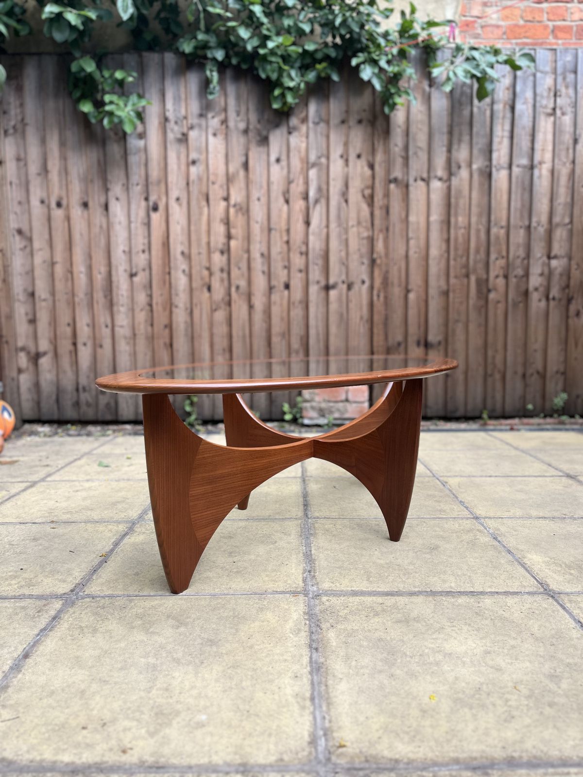 photo vinterior Vintage Mid Century G Plan Astro Coffee Table Oval