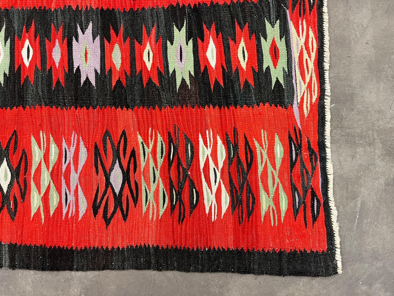 Antiek kilim tapijt, Turks handgemaakt vloerkleed, platgeweven, rood geometrisch tapijt photo vinterior