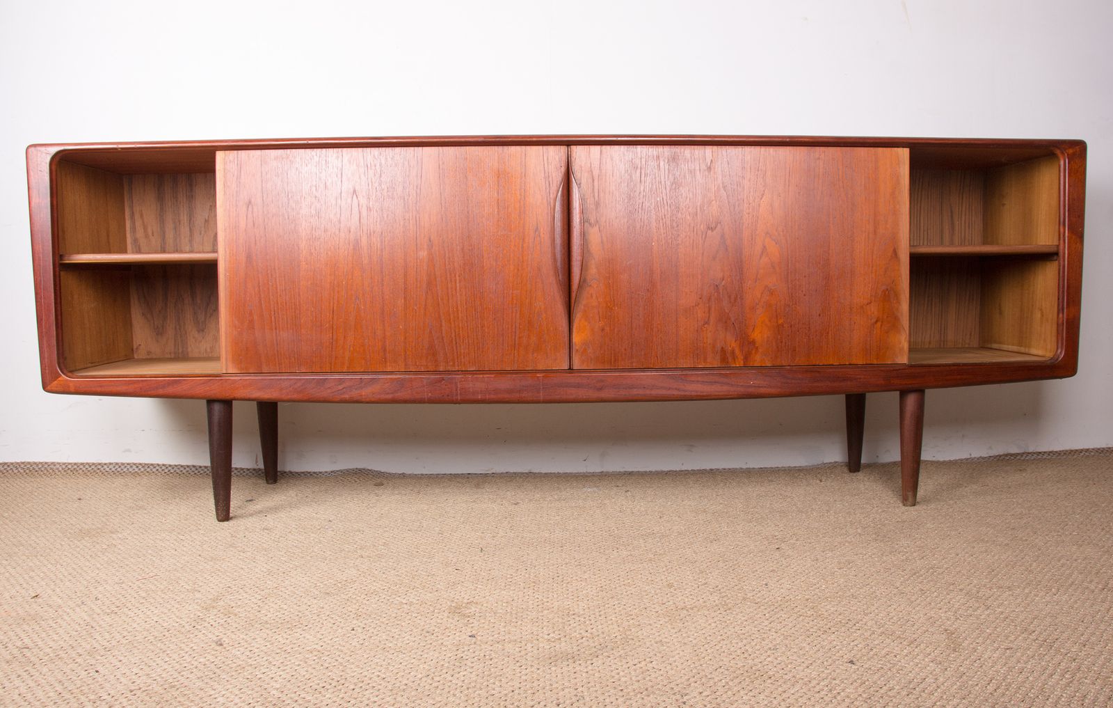 photo furniture Enfilade danoise en teck par Henry Walter Klein pour Bramin, 1960.