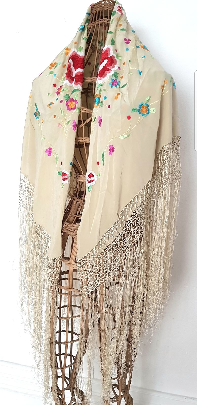 Antique Silk Embroidered Piano Shawl, Manton De Manila. photo vintage