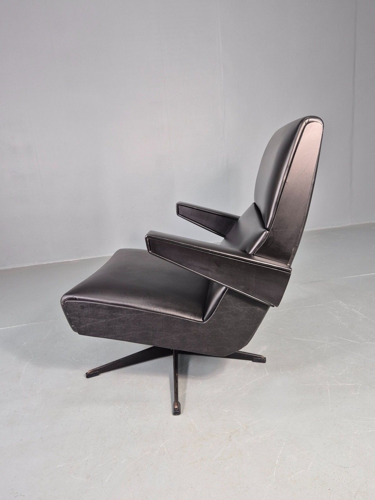 Vintage Black Vinyl Swivel Chair After The Press Room Chair Rietveld Mcm Eb06200 photo vintage
