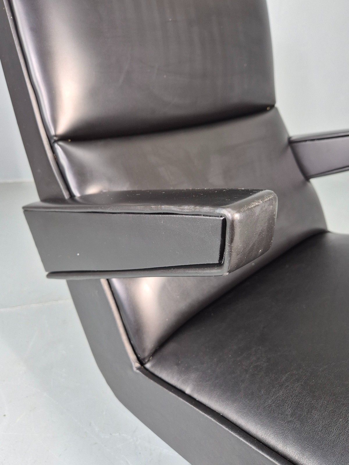 photo vinterior Vintage Black Vinyl Swivel Chair After The Press Room Chair Rietveld Mcm Eb06200