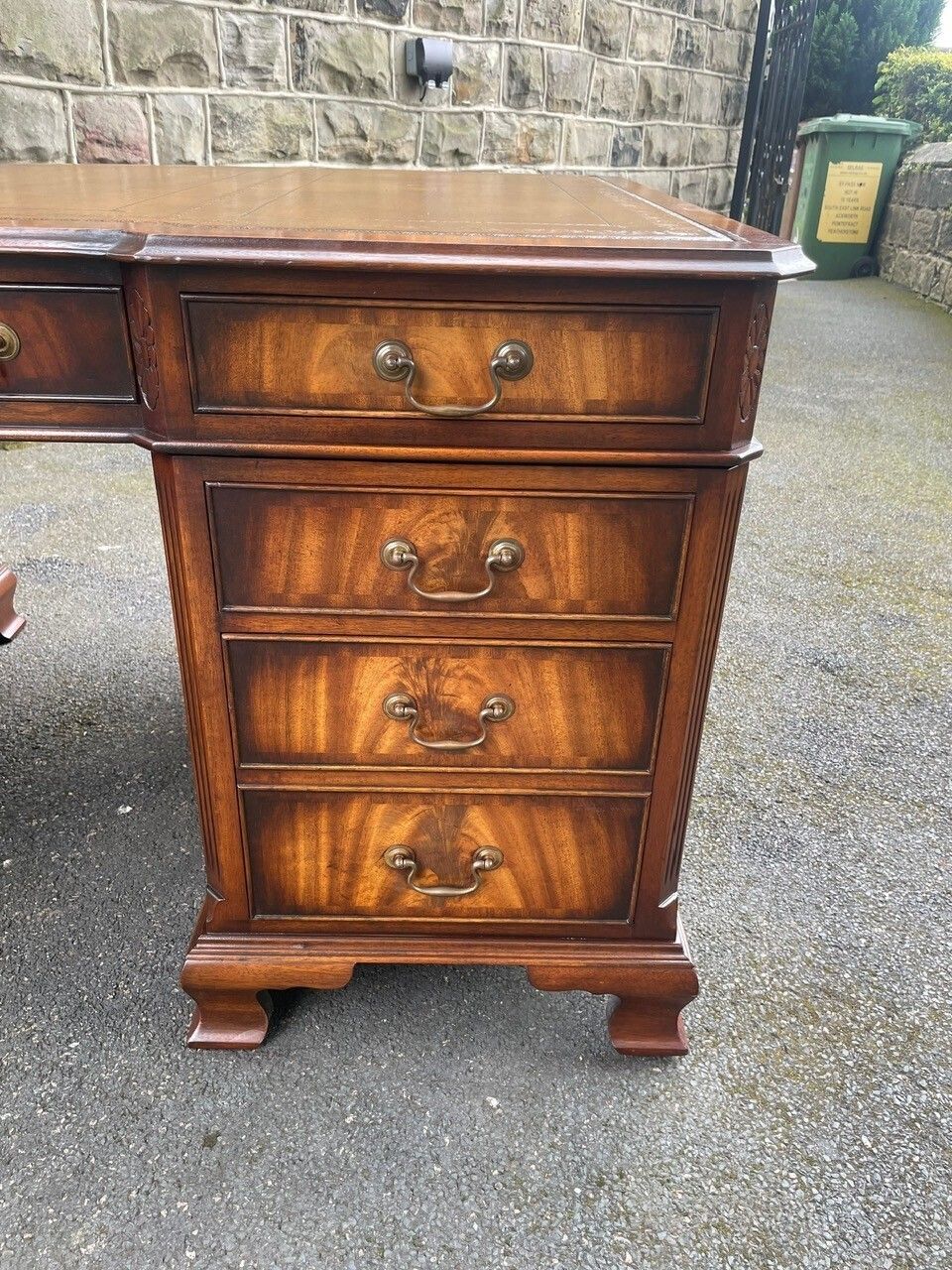 photo vinterior Quality Walnut Partners Pedestal Desk 5ft Wide