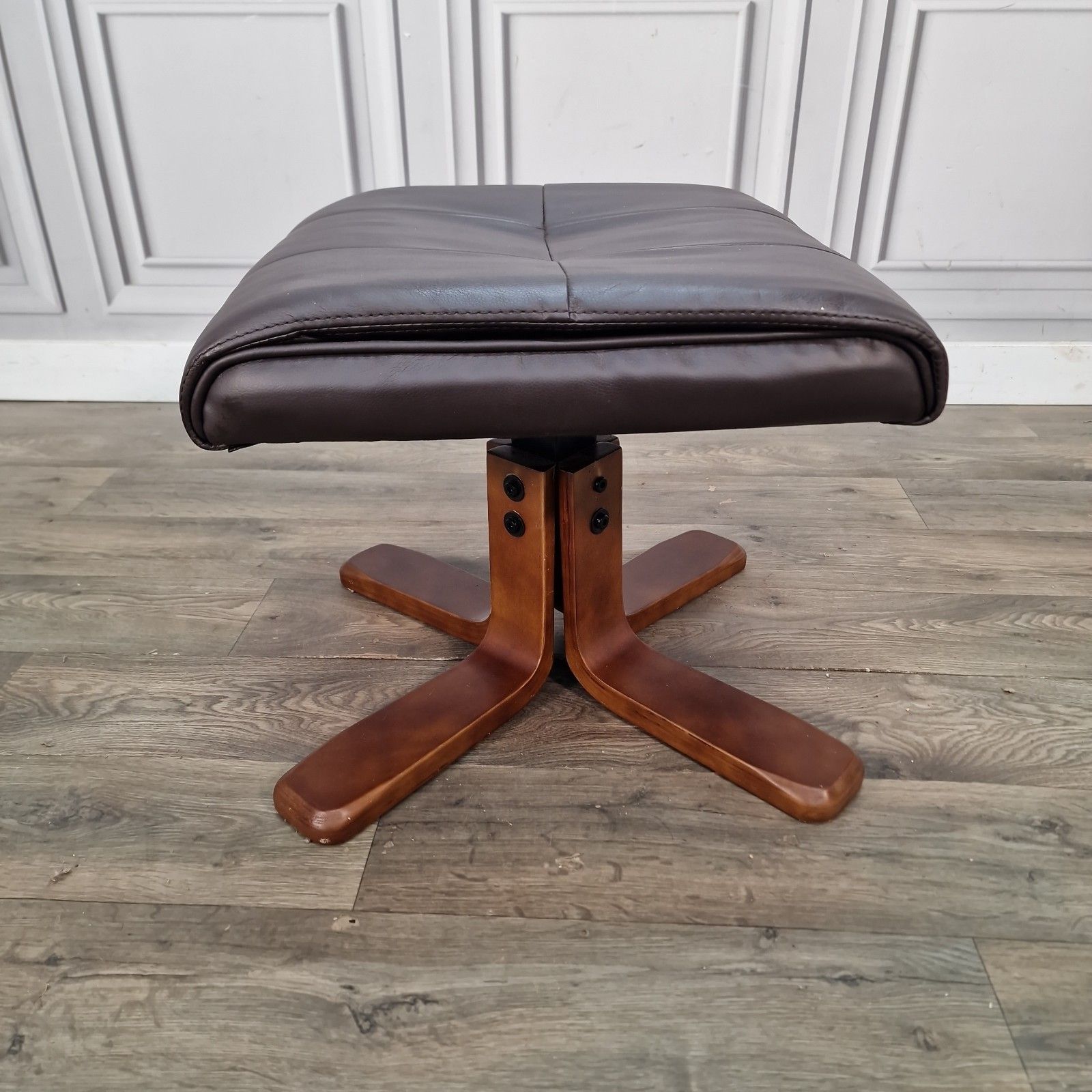 photo vintage Vintage Sloped Footstool Brown Leather Style Rest Stool Suit Stressless Retro