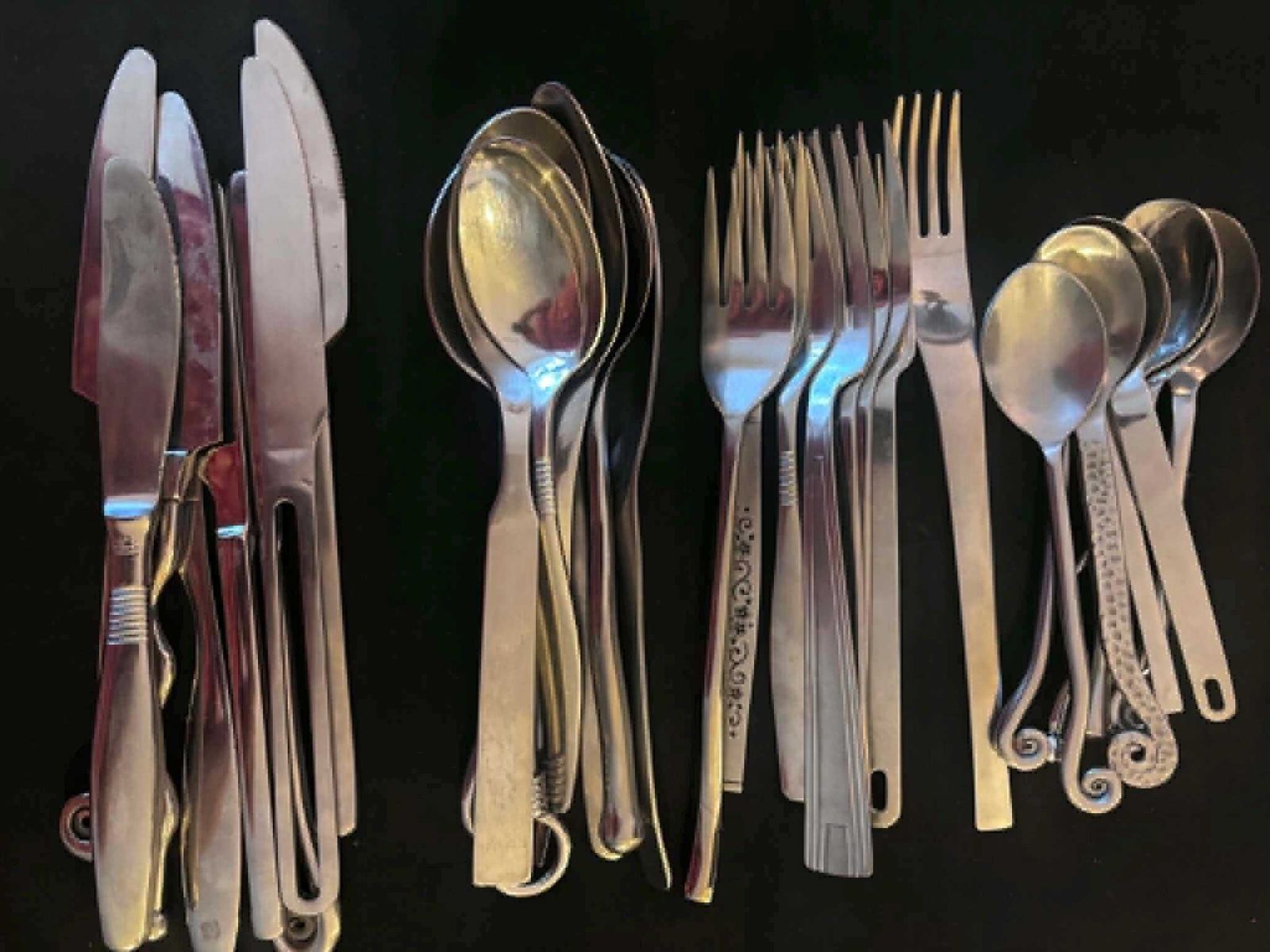 Mismatched French Flatware Set (32 Pieces): Twisted Forged Steel Cutlery X 8