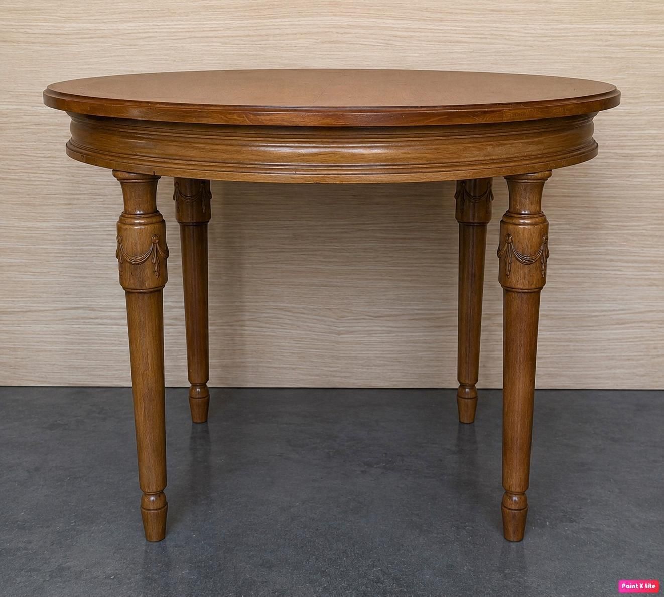 Paire de tables rondes classiques en bois de noyer, pieds sculptés photo 2034.0