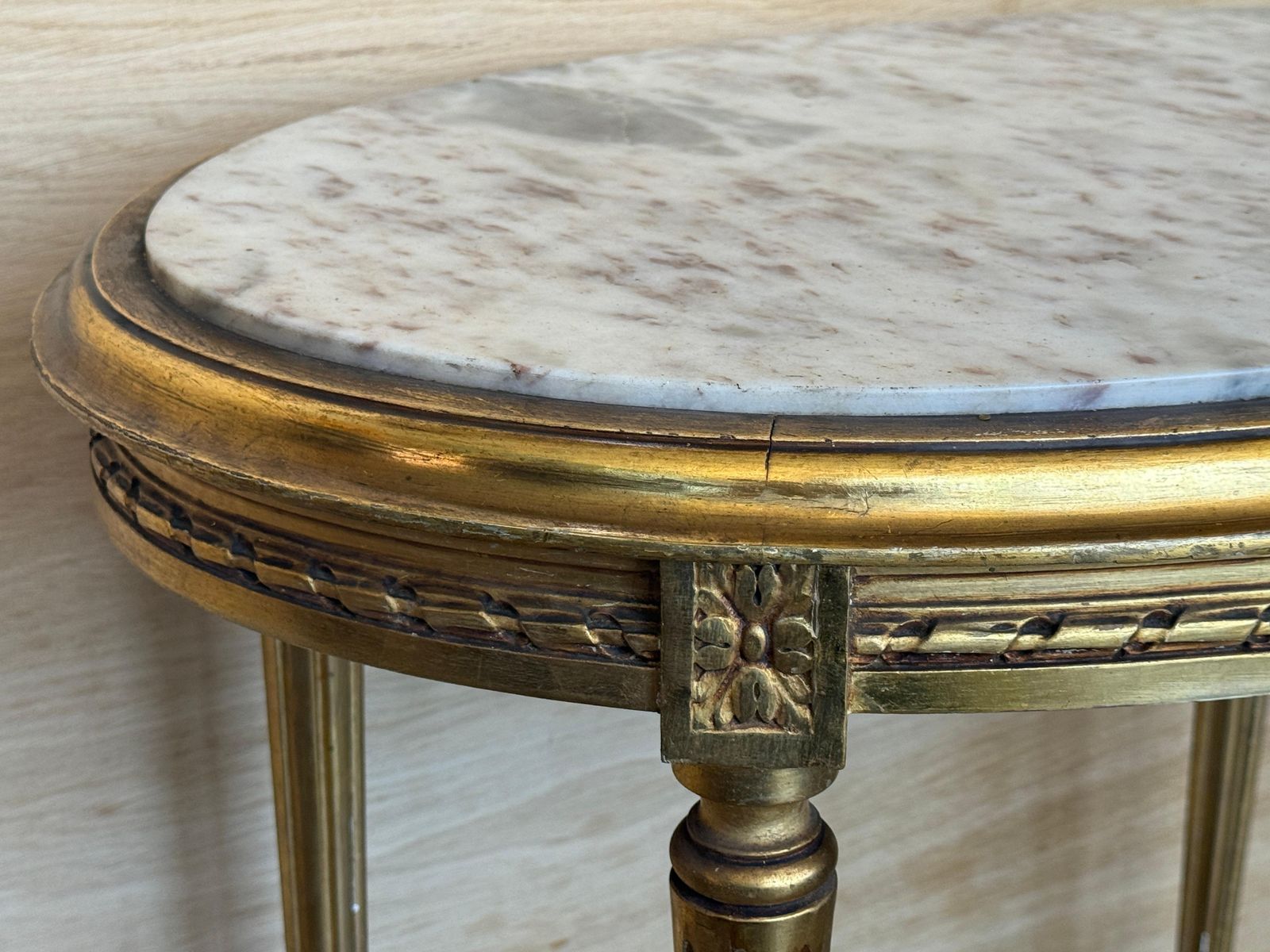 Console ovale d'époque de style Louis XVI dorée à quatre pieds photo vinterior