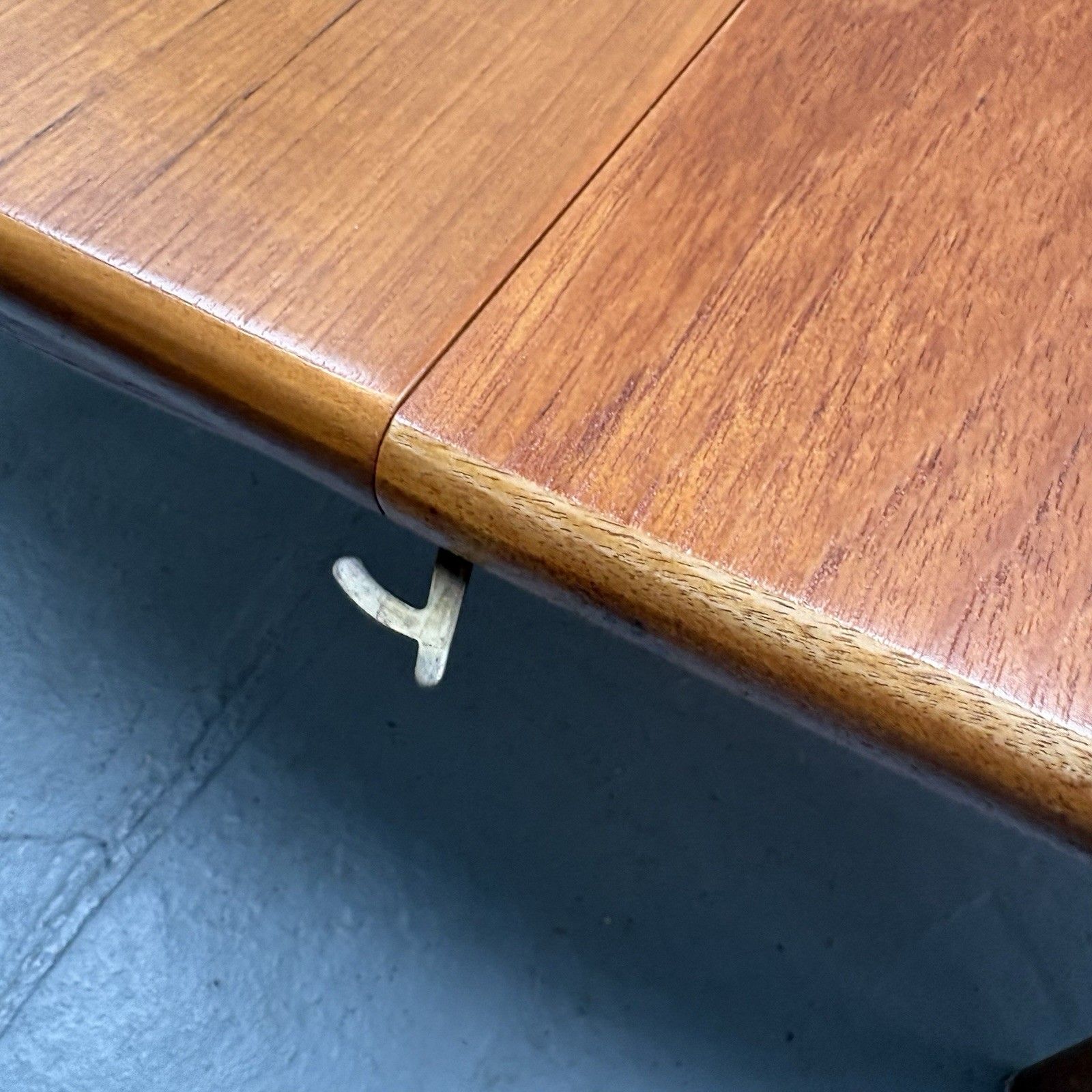 525.0 Compact Midcentury Oval Extending Teak Dining Table By Jentique C.1960s photo
