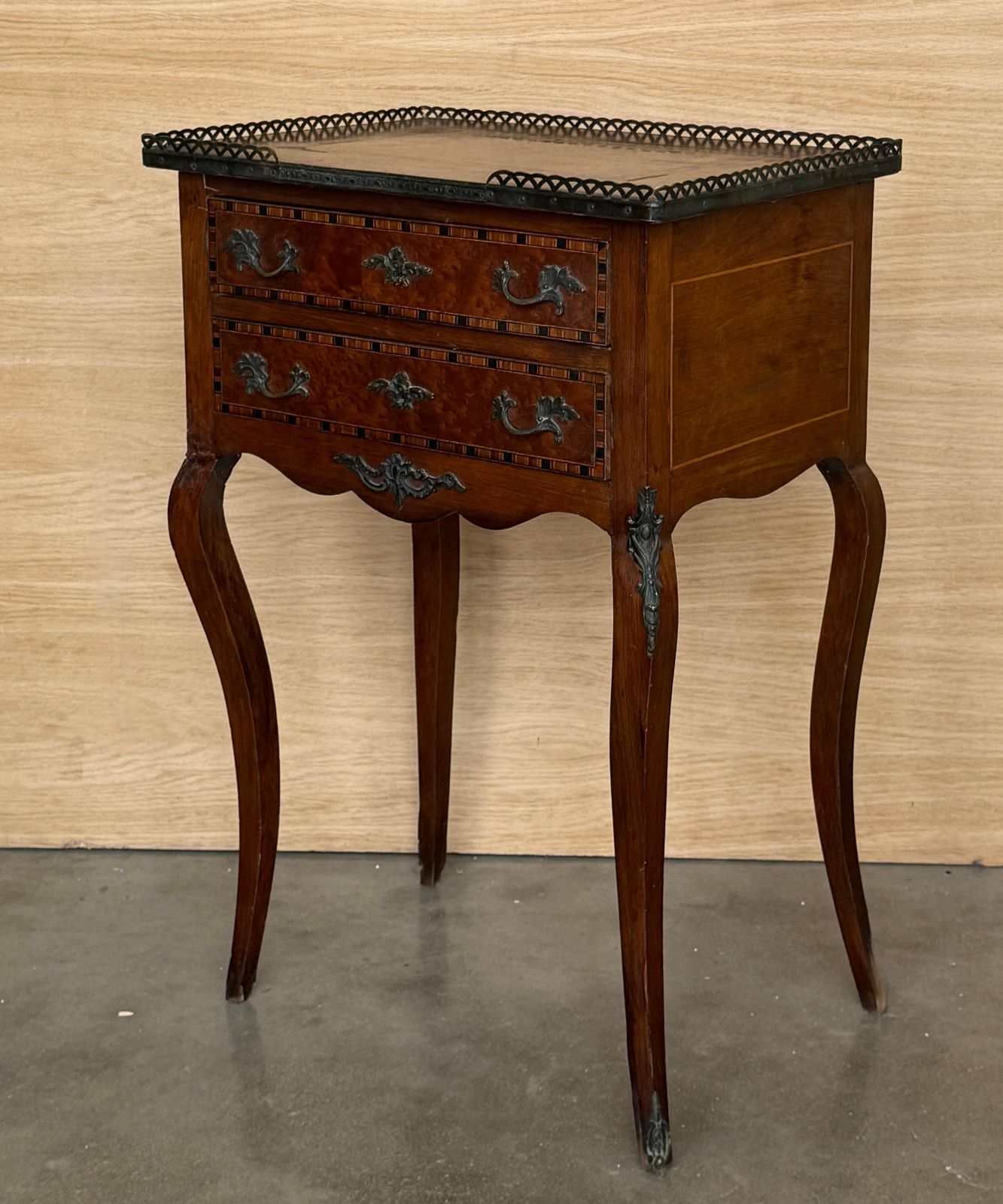 Table de chevet française à deux tiroirs, galerie en laiton et montures en bronze photo buy