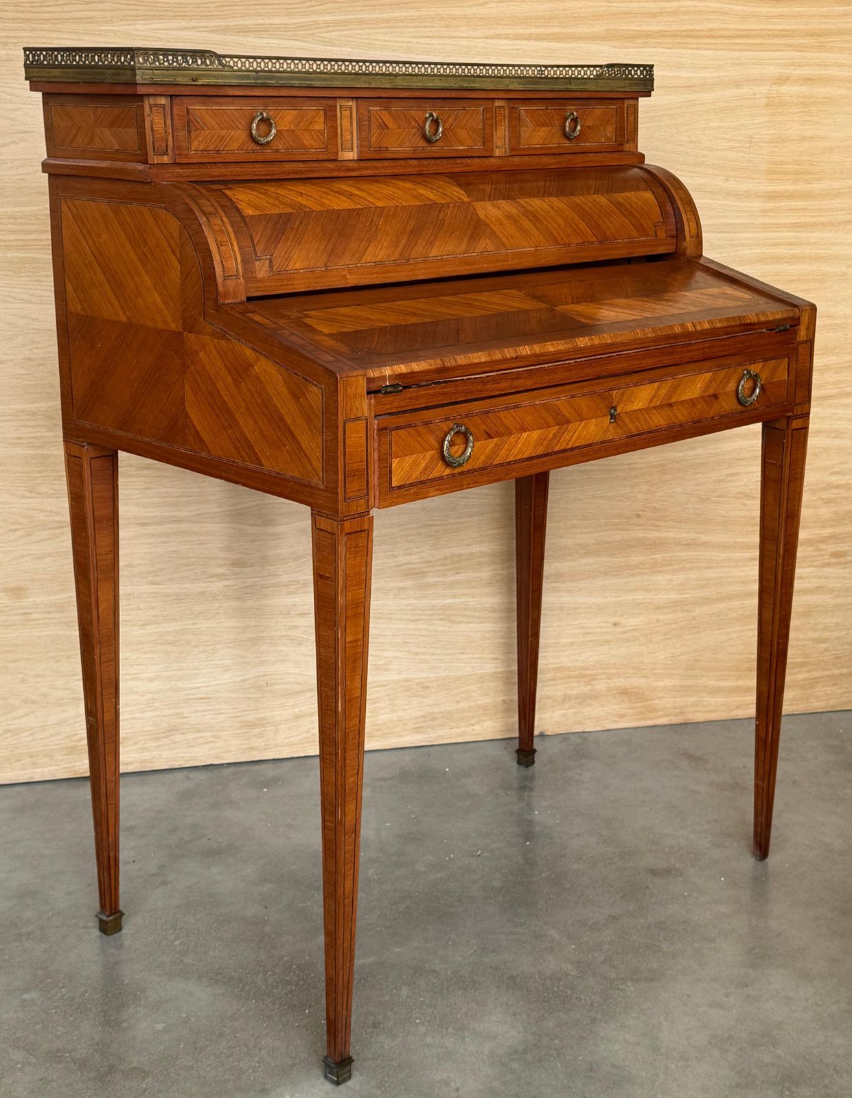 Bureau à cylindre de style Louis XVI en marqueterie et galerie en laiton photo vinterior