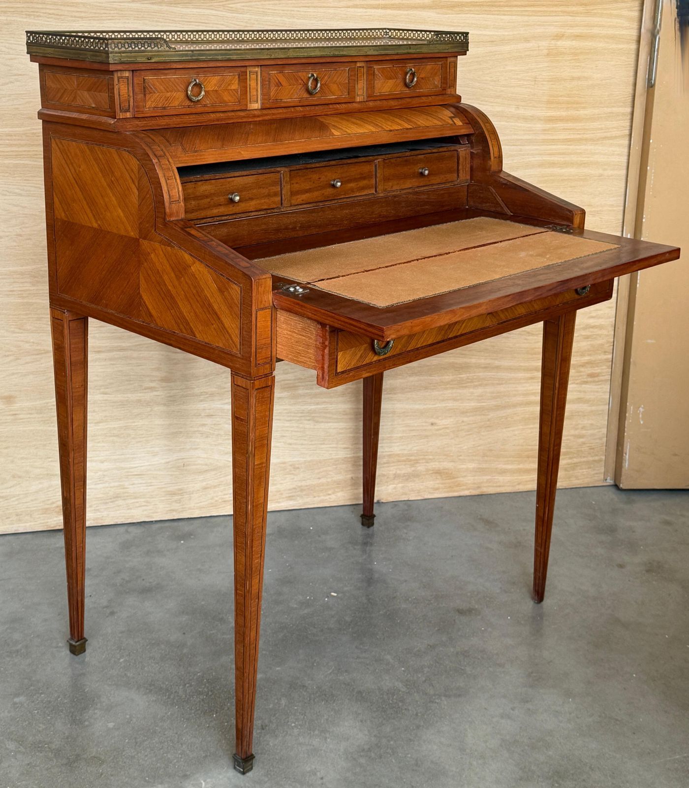 Bureau à cylindre de style Louis XVI en marqueterie et galerie en laiton photo vintage