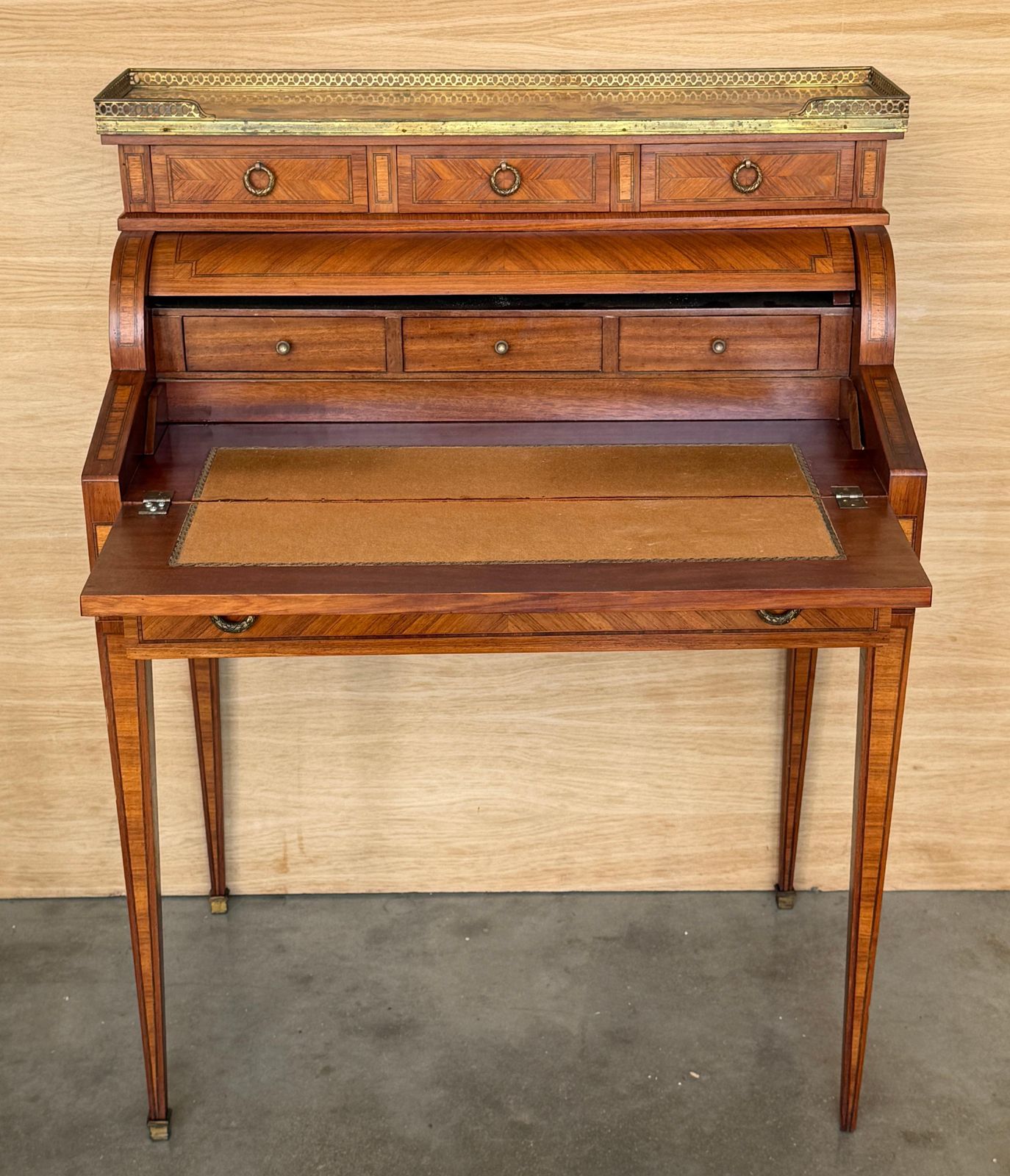 photo furniture Bureau à cylindre de style Louis XVI en marqueterie et galerie en laiton