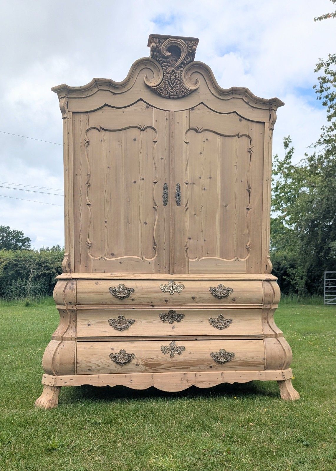 Grande armoire à linge hollandaise d'époque XIXe siècle en pin décapé, sur base bombée, livraison disponible 0341. photo 2295.0