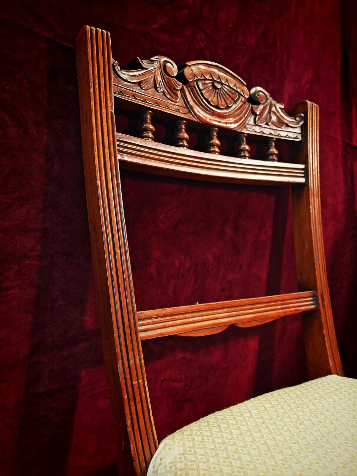 Mobilier Paire de chaises de salle à manger victoriennes d'époque en acajou, décor blanc cassé et doré, hauteur 91 cm, très bon état photo