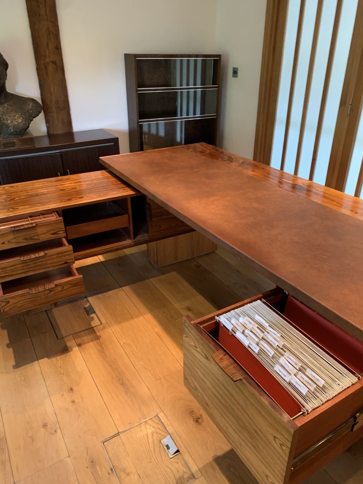 photo vintage Gorgeous Mid Century Rosewood And Leather Desk Vgc