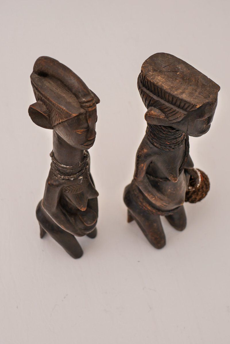 photo furniture Midden 20e eeuw – Traditionele Afrikaanse hardhouten tribale vrouwelijke figuren, jaren 1920, set van 2