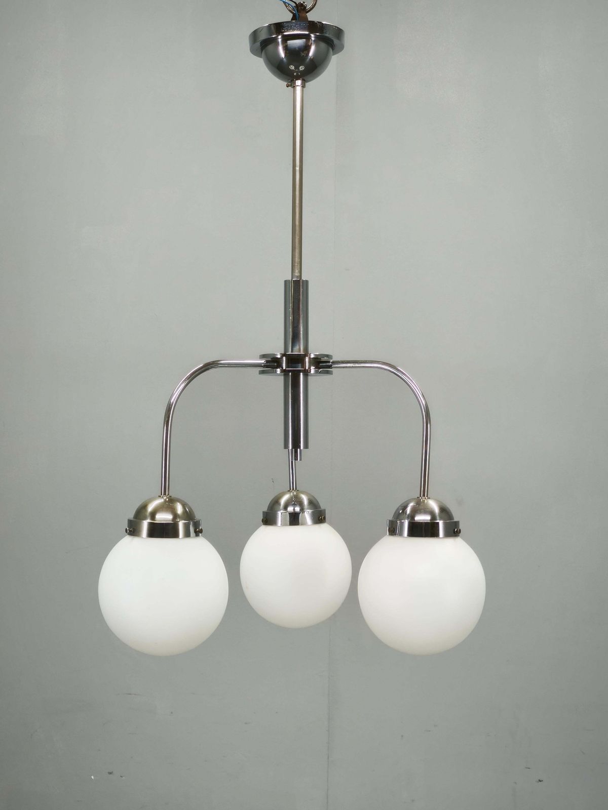 Lustre Bauhaus tchèque des années 1940 aux globes en verre opalin photo furniture