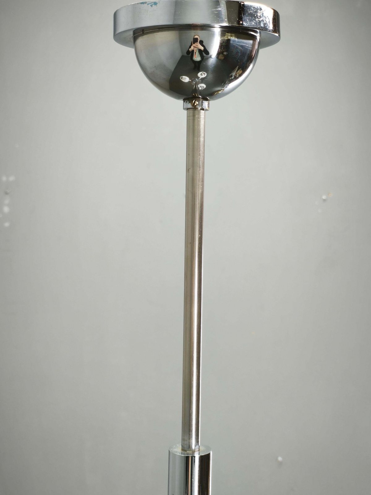 Lustre Bauhaus tchèque des années 1940 aux globes en verre opalin photo vinterior