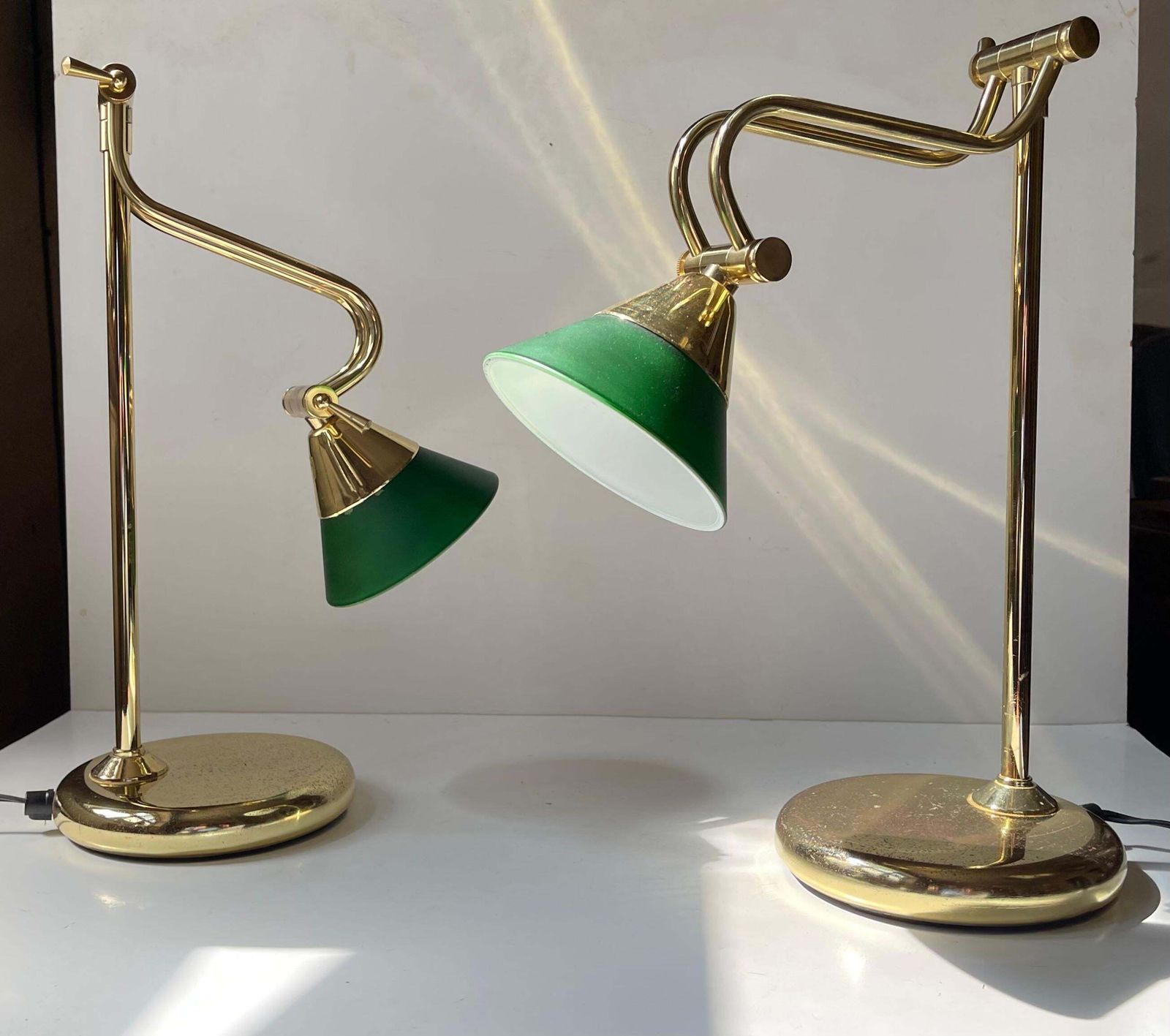 photo for sale Lampes de bureau ou de table vintage scandinaves en laiton et verre vert