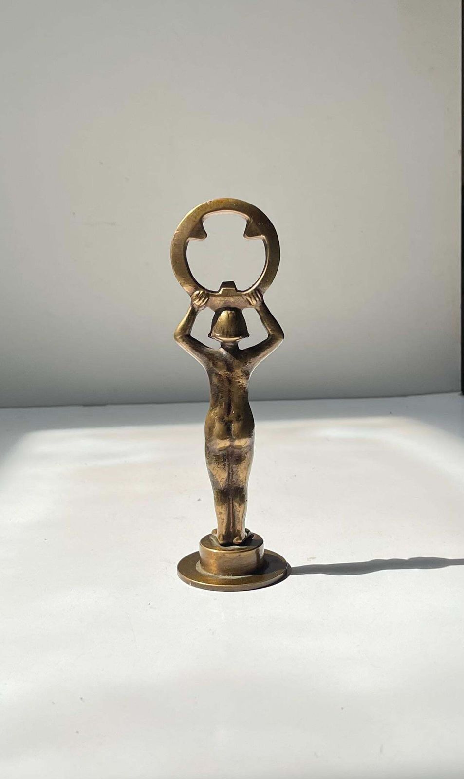 Sculpturaal art deco flesopener in brons, jaren 1930 photo for sale