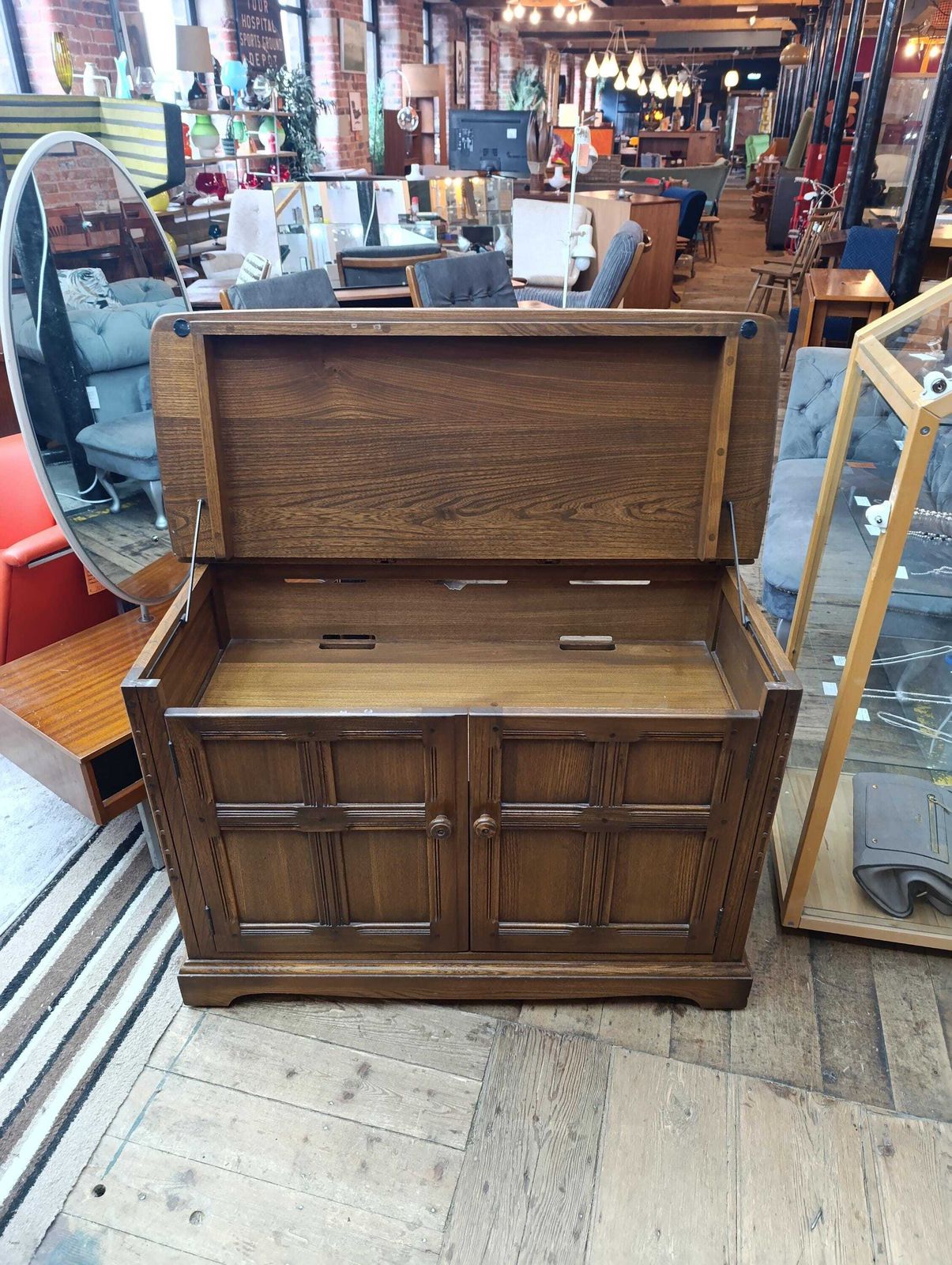 Mid Century Ercol Winchester Sideboard |Media Unit | Model 961 Golden Dawn | 1960s photo vinterior
