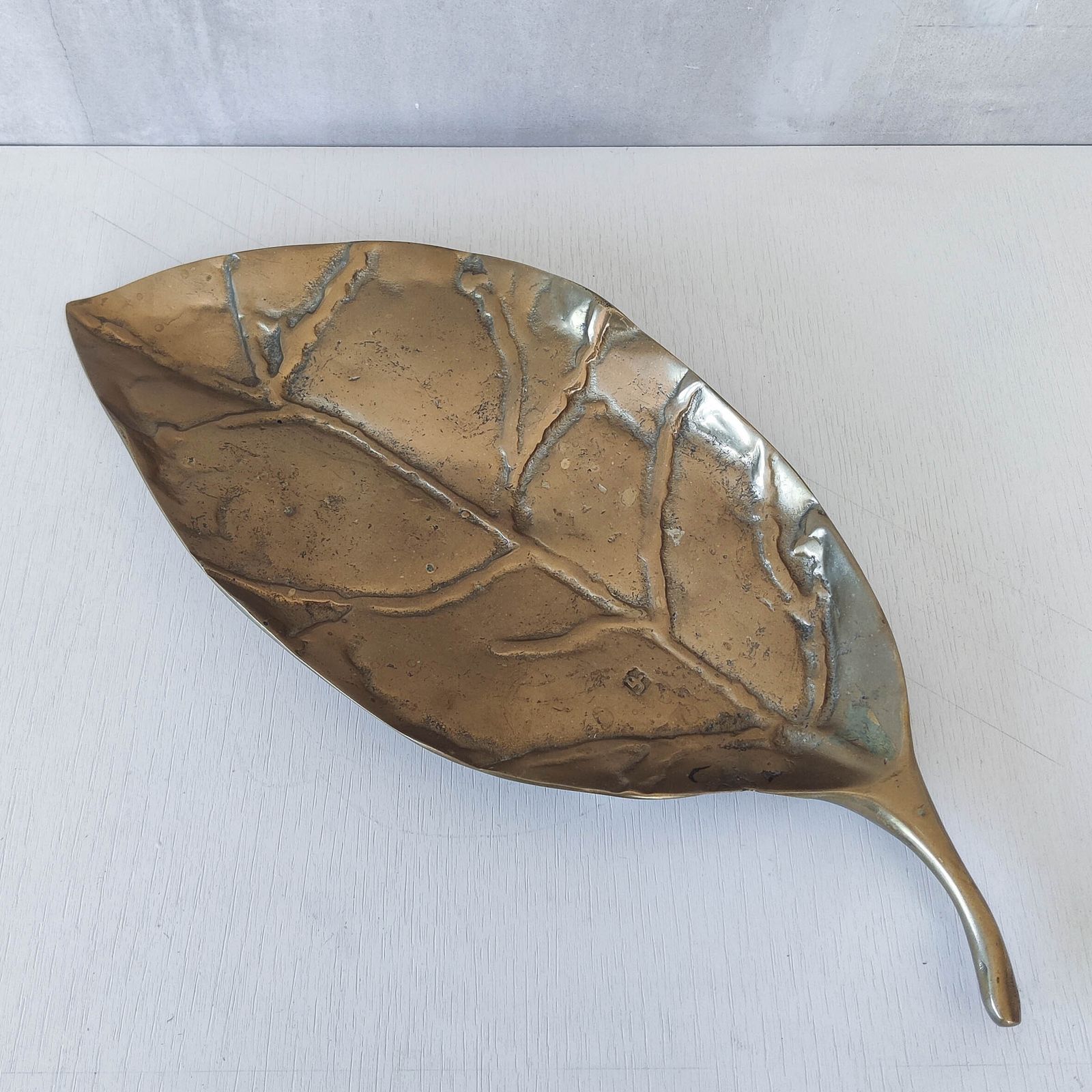 photo vintage A David Marshall 1980s Brutalist Sand Cast Brass Large Sculptural Leaf Centrepiece