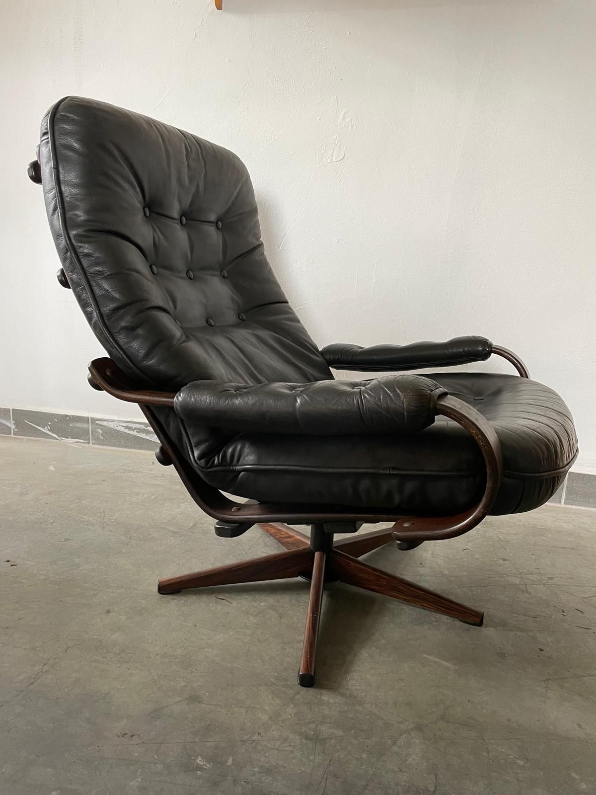 Scandinavische stijl zwartleren draaifauteuil met gebogen houten frame, jaren 1970 photo buy
