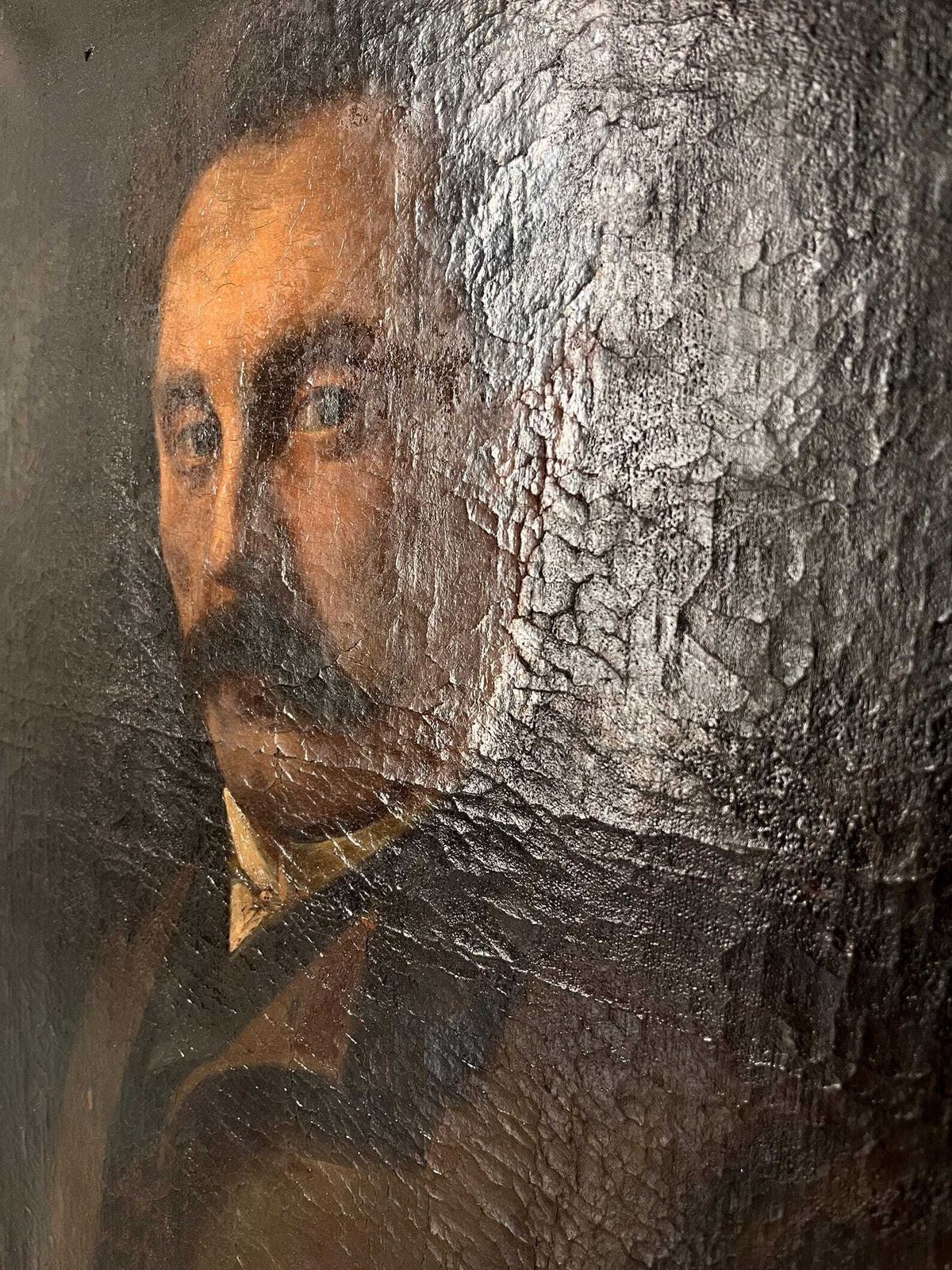 550.0 Frans antiek portret van een man, donker expressief olieverfschilderij op doek photo