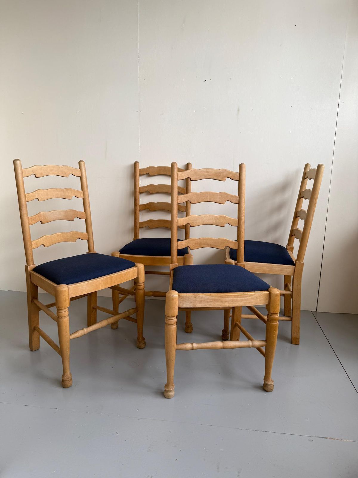 Set Of 4 Rustic Wooden Farmhouse Style Dining Chairs Blue Seats Cabriolet Legs