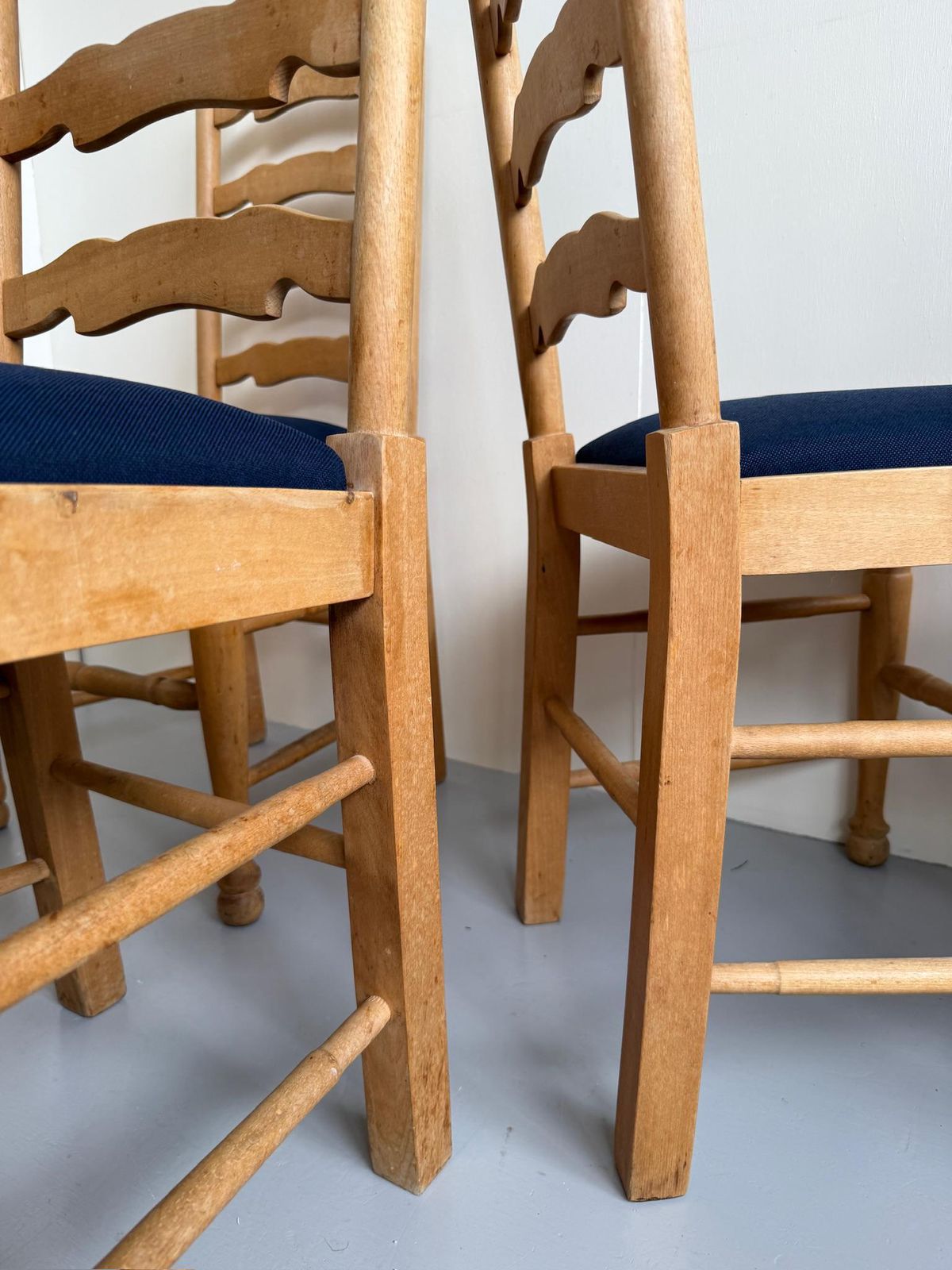 Set Of 4 Rustic Wooden Farmhouse Style Dining Chairs Blue Seats Cabriolet Legs photo vintage