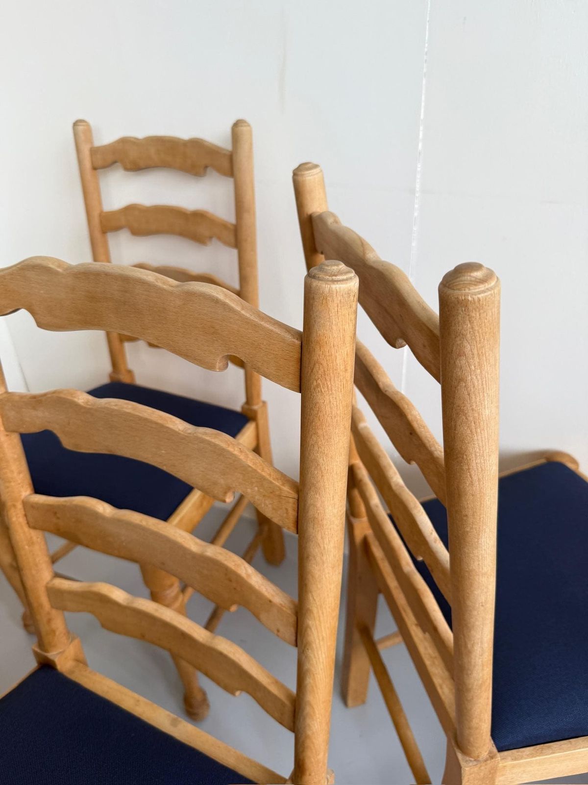 photo furniture Set Of 4 Rustic Wooden Farmhouse Style Dining Chairs Blue Seats Cabriolet Legs