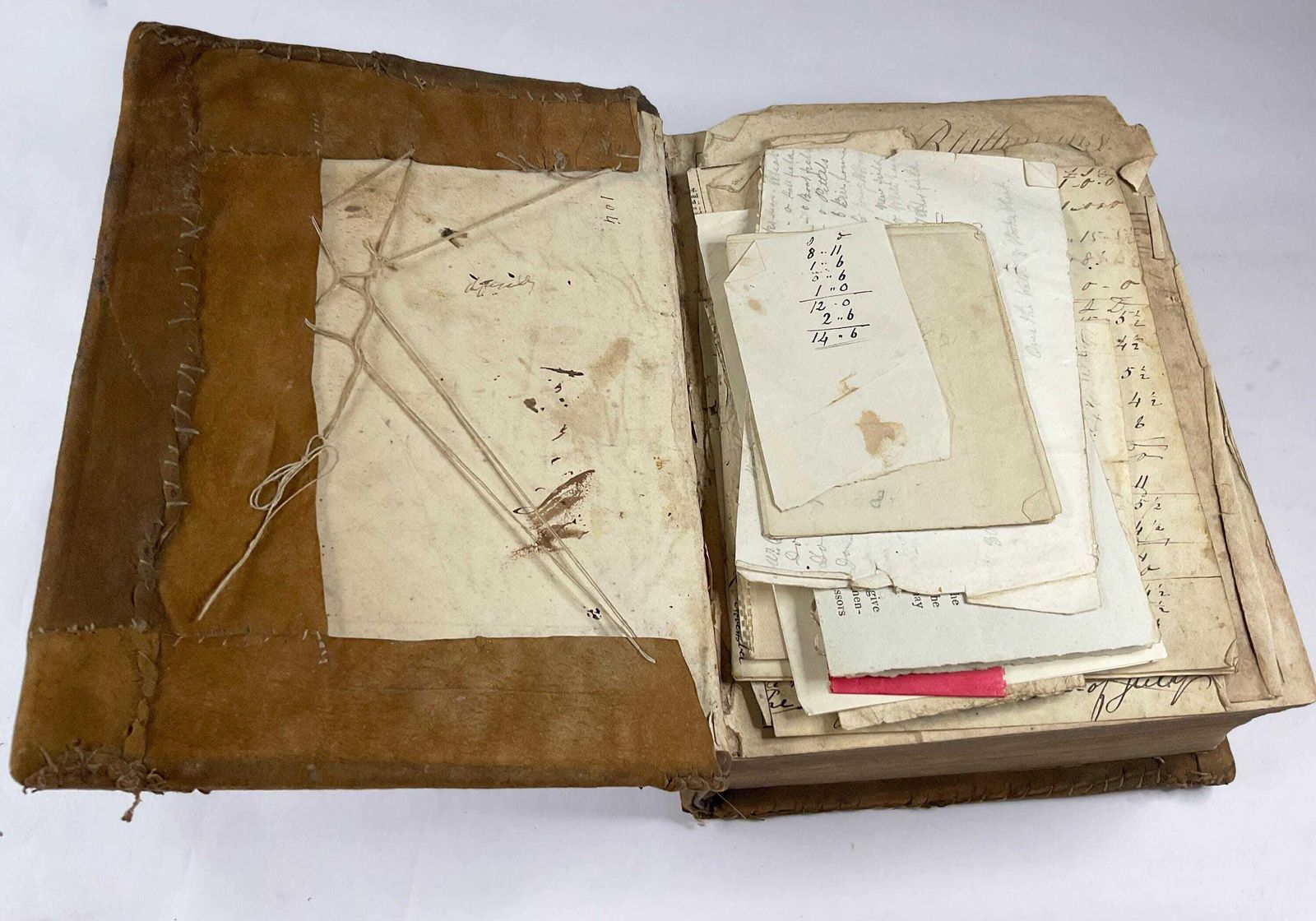 photo vintage Samengestelde Bijbel en Gebedenboek 1737-1739, volkskunst handgestikt patchwork leren omslag, uitgegeven door John Baskett.