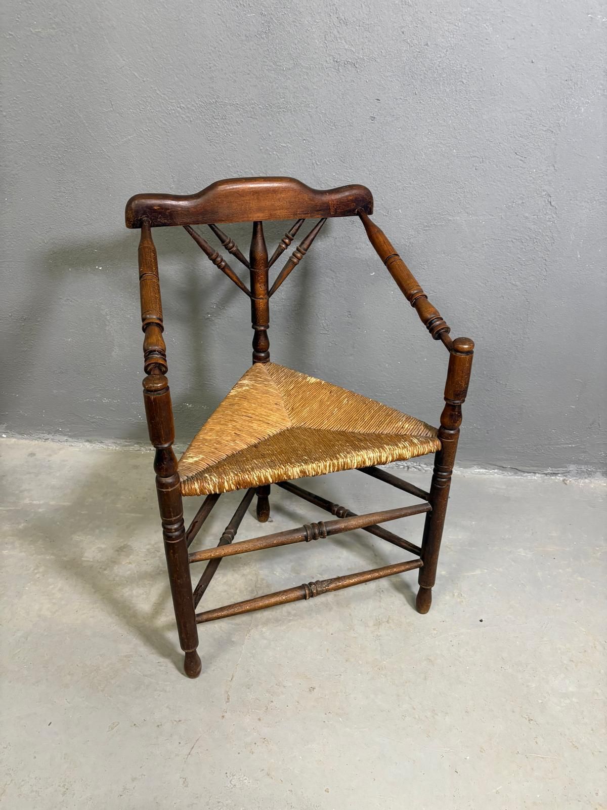 Antieke hoekstoel met biezen zitting, ca. 1880–1910 photo Meubels