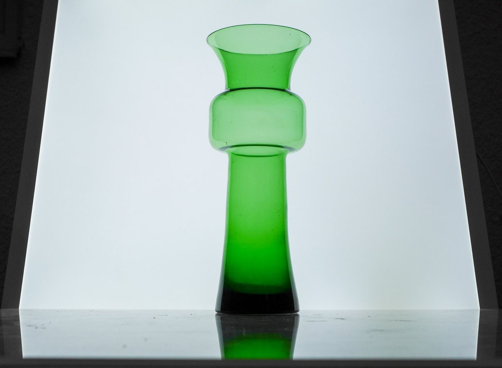 415.0 Large Green Tang Li Vase By Morales Schildt For Kosta photo