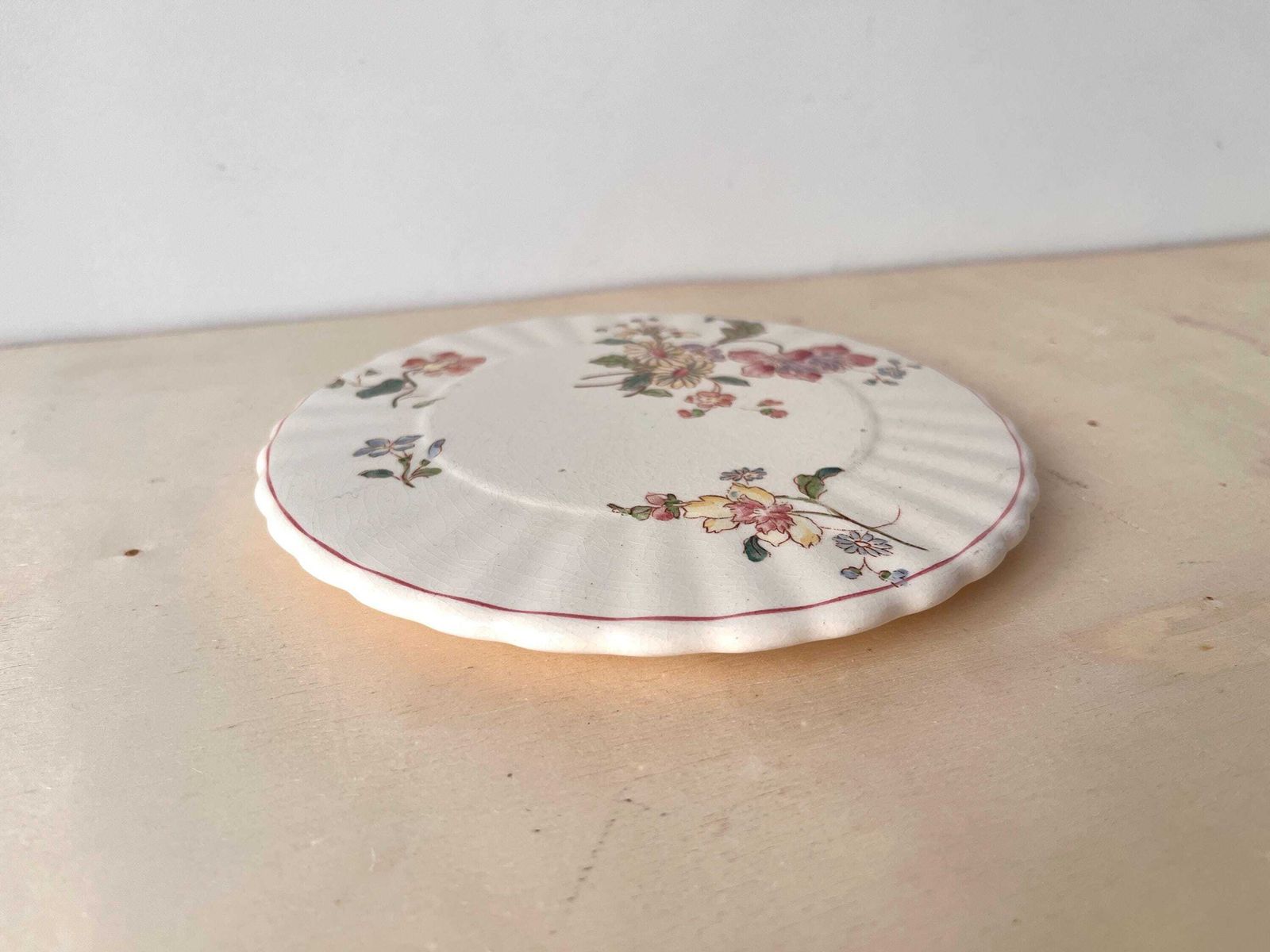 Dessous-de-plat d'époque en ironstone fleuri, par Longchamp France, fleurs Art Nouveau photo for sale