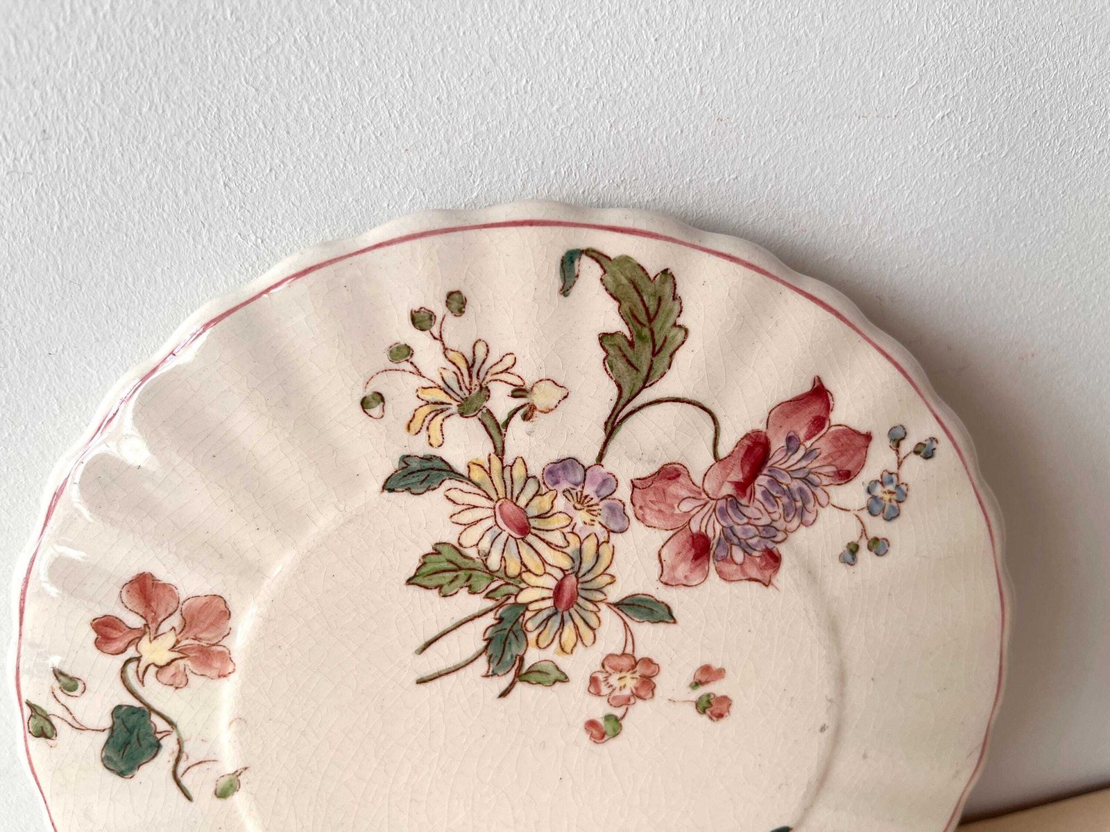 Dessous-de-plat d'époque en ironstone fleuri, par Longchamp France, fleurs Art Nouveau photo 97.0