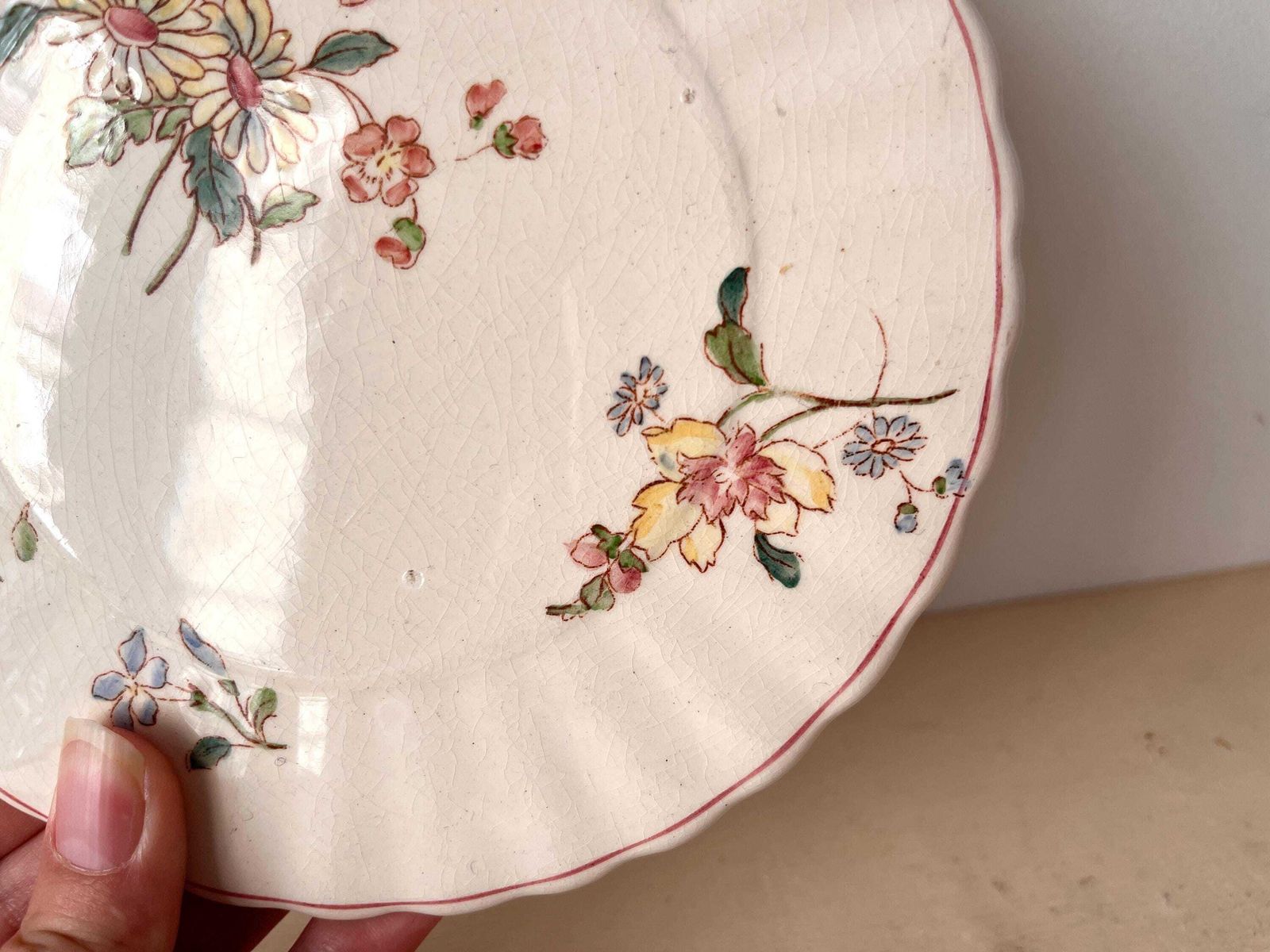 photo vinterior Dessous-de-plat d'époque en ironstone fleuri, par Longchamp France, fleurs Art Nouveau