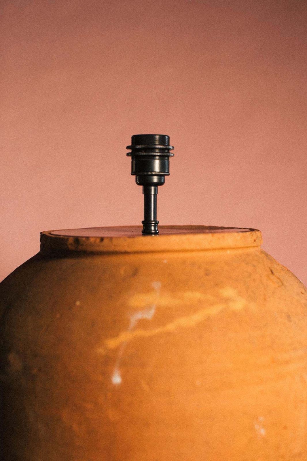 Vervaagde aarden terracotta lamp photo buy