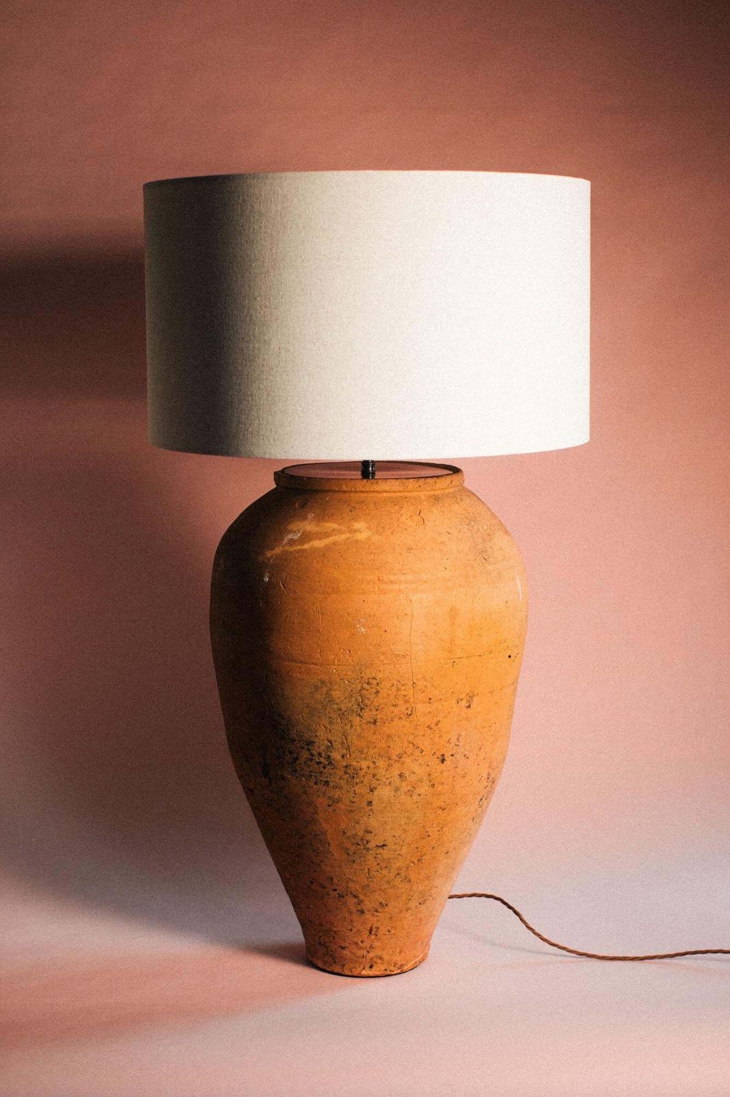 photo furniture Vervaagde aarden terracotta lamp